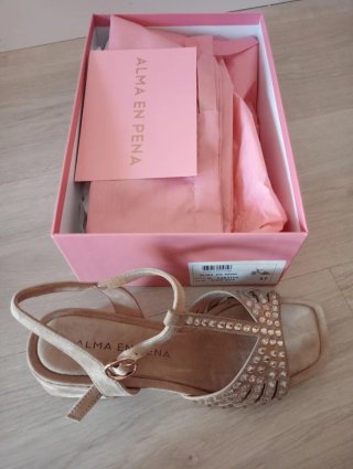 Sandalias tacón pedrería beige de Alma en Pena