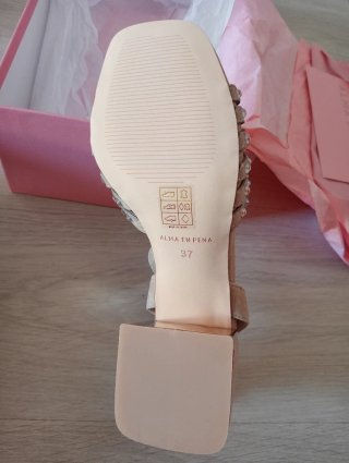 Sandalias tacón pedrería beige de Alma en Pena