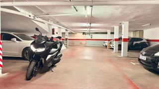 Garaje en venta en Fondo en Santa Coloma de Gramanet