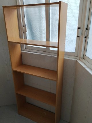 Estantería de madera marrón
