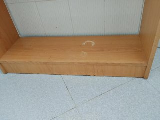 Estantería de madera marrón