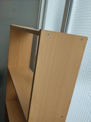 Estantería de madera marrón
