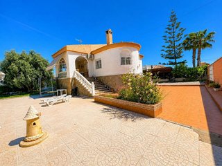 Chalet en venta en La Siesta - El Salado - Torreta en Torrevieja