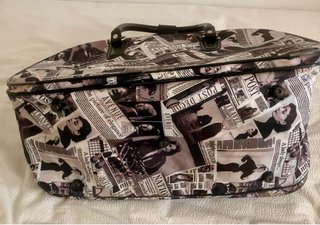 Maleta de viaje con estampado de periódico