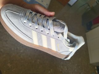 Zapatillas Adidas azuladas y Blancas