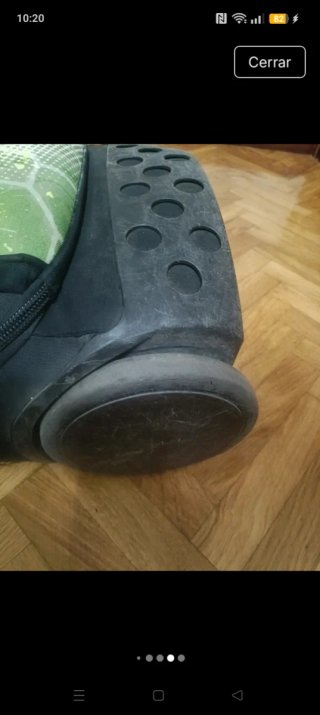 Mochila con ruedas y diseño de fútbol