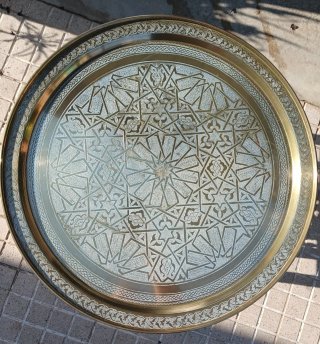 Mesa de té metálica dorada y plateada