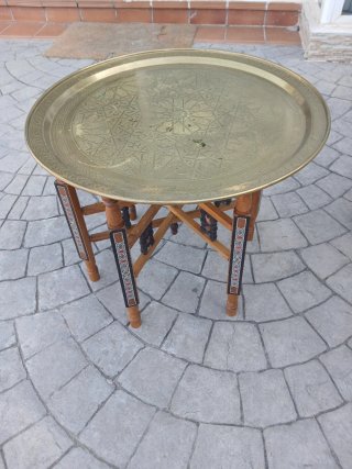 Mesa de té metálica dorada y plateada