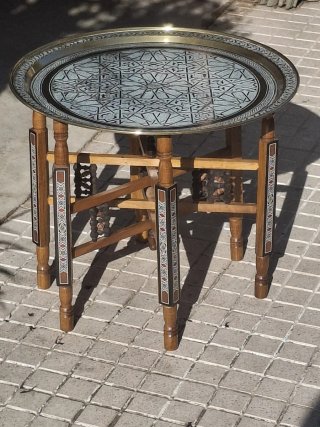 Mesa de té metálica dorada y plateada