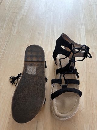 Sandalias negras y beige