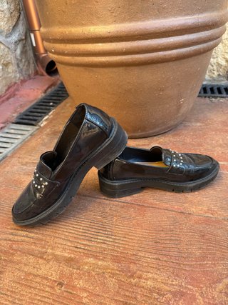 Mocasines negros de charol con tachuelas