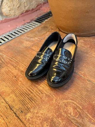 Mocasines negros de charol con tachuelas