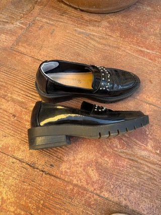 Mocasines negros de charol con tachuelas
