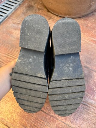 Mocasines negros de charol con tachuelas