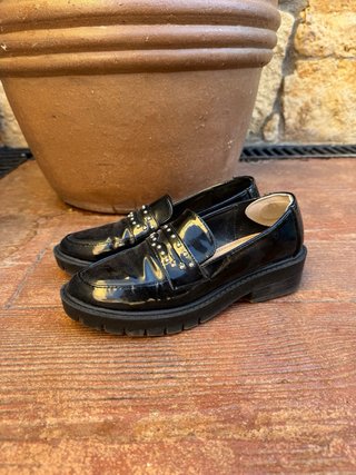 Mocasines negros de charol con tachuelas