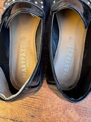 Mocasines negros de charol con tachuelas