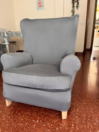 Sillones sofás con fundas grises