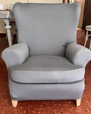 Sillones sofás con fundas grises