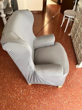 Sillones sofás con fundas grises
