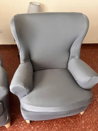Sillones sofás con fundas grises