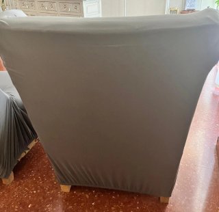 Sillones sofás con fundas grises