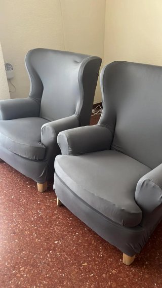 Sillones sofás con fundas grises