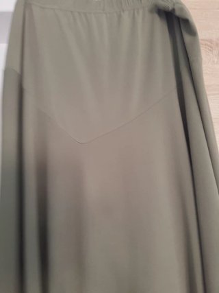 Falda midi verde oliva talla 50/52