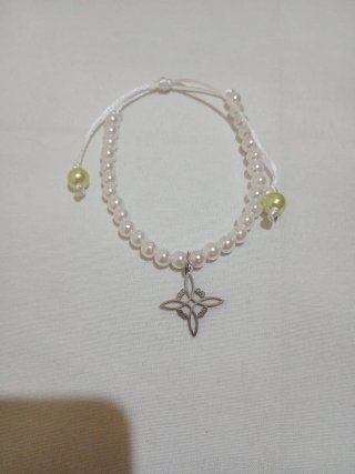Pulsera perlas y nudo de brujas