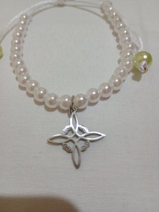 Pulsera perlas y nudo de brujas