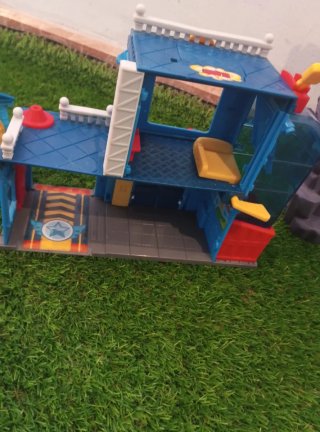 Superzings Guaridas de Policía
