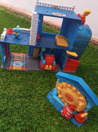 Superzings Guaridas de Policía