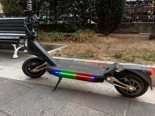 Patinete eléctrico con luces LED