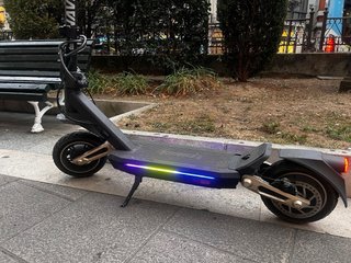 Patinete eléctrico con luces LED