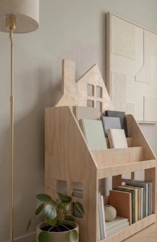 Scaffale basso per bambini in stile Montessori