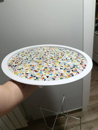 Mesa auxiliar con azulejos