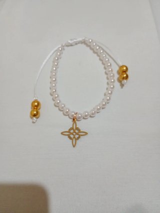 Pulsera perlas y nudo de brujas dorado