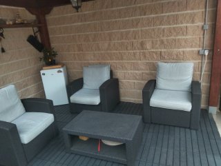 Conjunto Terraza plástico Negro y Cojines Blancos