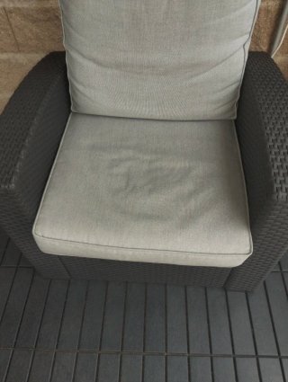 Conjunto Terraza plástico Negro y Cojines Blancos