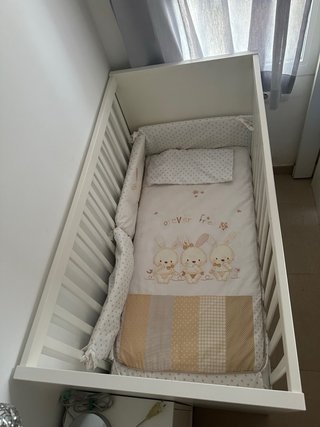 Cuna de bebé con protector y colcha