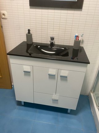 Mueble de baño con espejo, lavabo y grifo