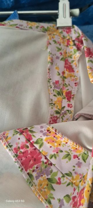 Falda flamenca beige con estampado floral