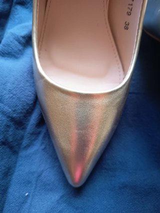 Zapatos de tacón dorados elegantes