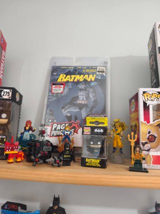 Estantería con figuras y Funko Pop Batman