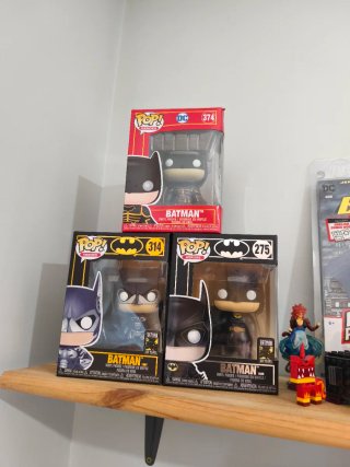 Estantería con figuras y Funko Pop Batman