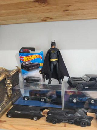 Estantería con figuras y Funko Pop Batman