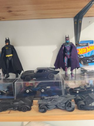 Estantería con figuras y Funko Pop Batman
