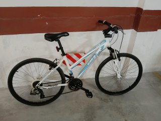 Bicicleta BH blanca y azul