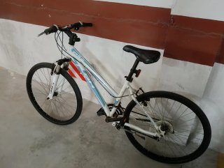 Bicicleta BH blanca y azul