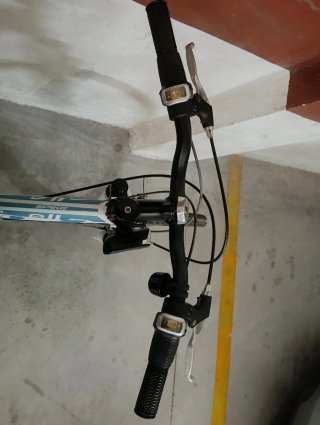 Bicicleta BH blanca y azul