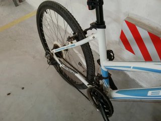 Bicicleta BH blanca y azul